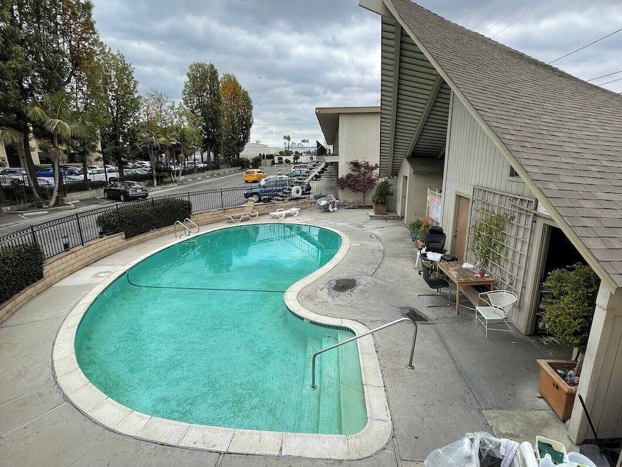 Una piscina al aire libre