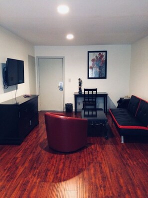 Living area - Akua Inn & Suites - Anaheim - Fullerton (Anaheim)