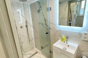 Shower, hair dryer, towels, soap - Charming, fully equipped micro apartment in the heart of the Au - perfect location! (München)