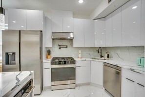Interior - 6 Mi to Times Square: Stylish Jersey City Retreat (Jersey City)