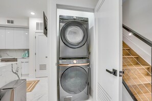 Interior - 6 Mi to Times Square: Stylish Jersey City Retreat (Jersey City)