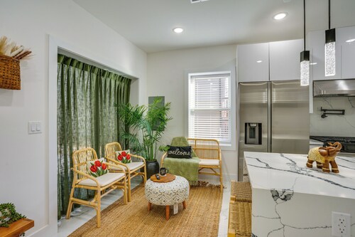 6 Mi to Times Square: Stylish Jersey City Retreat