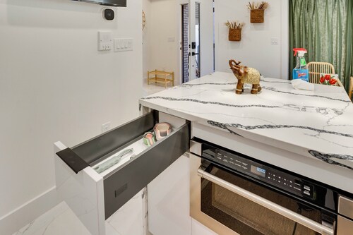 6 Mi to Times Square: Stylish Jersey City Retreat