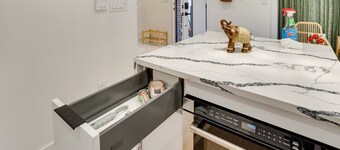 6 Mi to Times Square: Stylish Jersey City Retreat