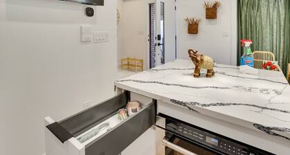 6 Mi to Times Square: Stylish Jersey City Retreat