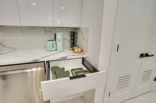 6 Mi to Times Square: Stylish Jersey City Retreat