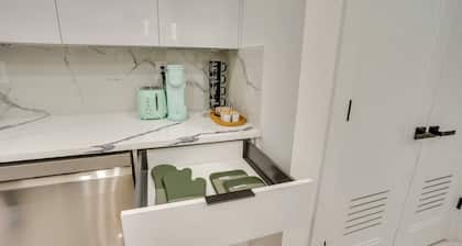 6 Mi to Times Square: Stylish Jersey City Retreat