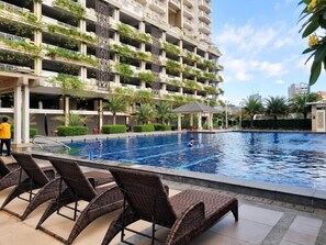 Condo com design assinado, 2 quartos, para não fumantes, sacada | Piscina | Piscina externa