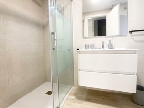 Een douche, een haardroger, handdoeken