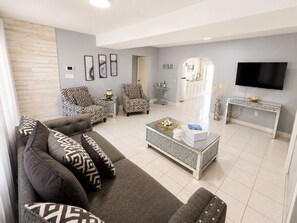 Smart-TV, Kamin, Tischtennisplatte
