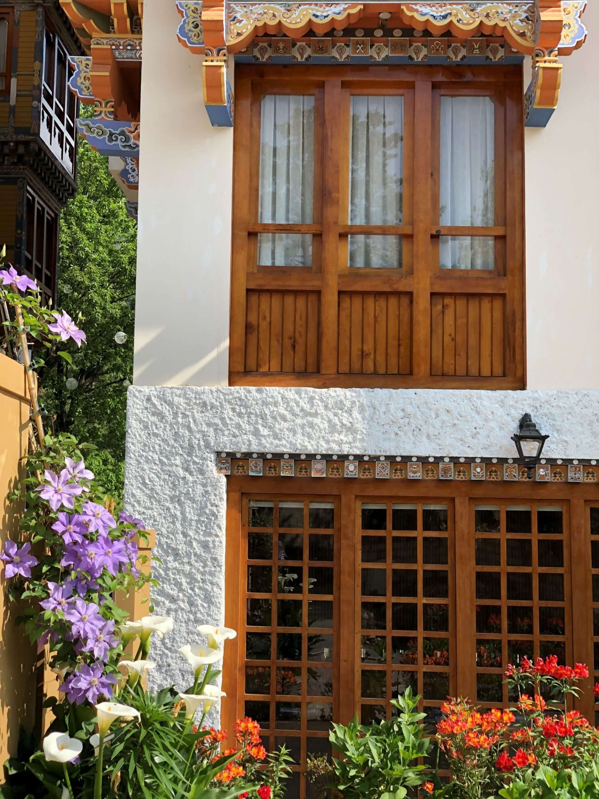 Un edifici d'estil arquitectònic tradicional, amb emmarcadura de finestres de fusta i rajoles decoratives.