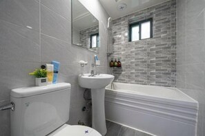 Deluxe Room | Bathroom | Bathtub, hair dryer, slippers, towels - Alps motel (Bupyeong-gu)