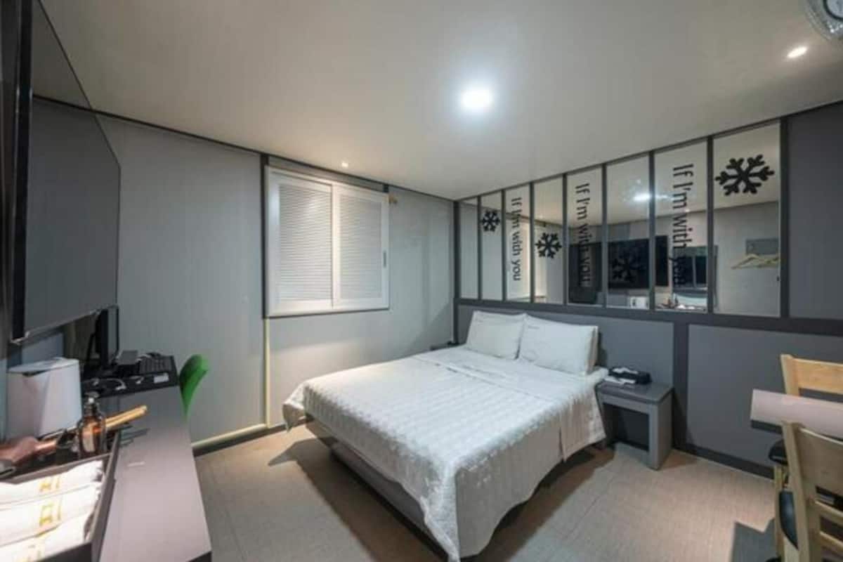 Deluxe Room | Blackout drapes, WiFi (free), bed sheets