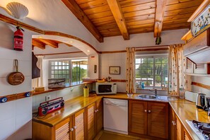 Fridge, microwave, oven, dishwasher - Jacarandá Apartment in Quinta Velha by GT House (Portimão)