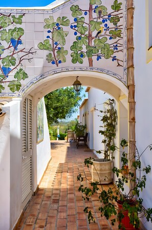 تفاصيل الفندق من الخارج