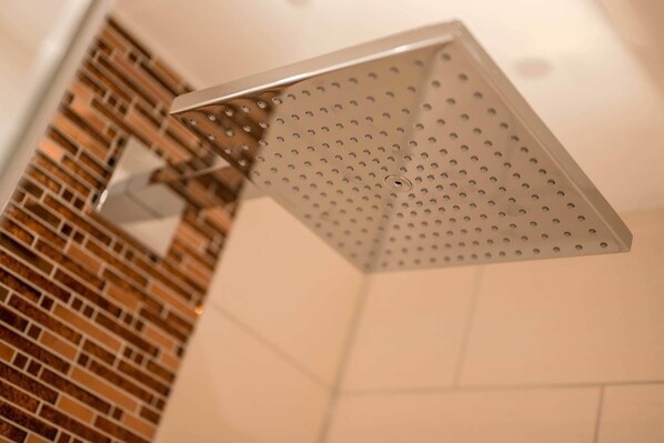 A showerhead with a perforated design. - Comfortable Vacation Apartment: Villa Ute Whg. Vanessa, 600 m from Bansin Beach (Bansin)