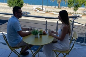 Outdoor dining - Fronte mare Alba chiara - piano terra sx (Montegiordano Marina)