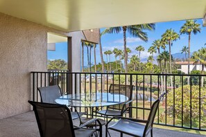 Outdoor dining - Kamaole Sands #10-313 Ocean View, Large Lanai, Close to Beach (Kihei)