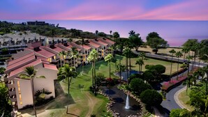 Ein Resort mit mehrstöckigen Gebäuden, einem Golfplatz und einem Gewässer.