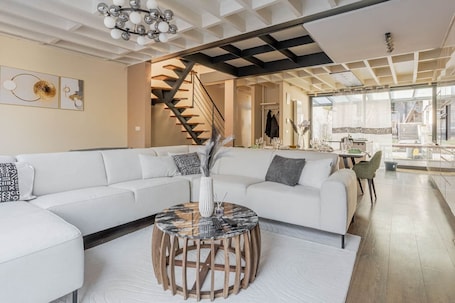 Smart TV. Family home with 2-car garage & garden near the Atomium