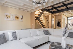 TV - Kweni House (Brussels)