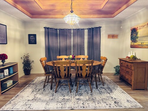 Beautiful 3-bedroom house in friend, friendly neighborhood!