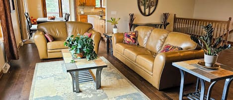 Apartment, 3 Bedrooms, Balcony, Garden View | Living area