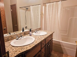 House, 3 Bedrooms, Balcony, Garden View | Bathroom