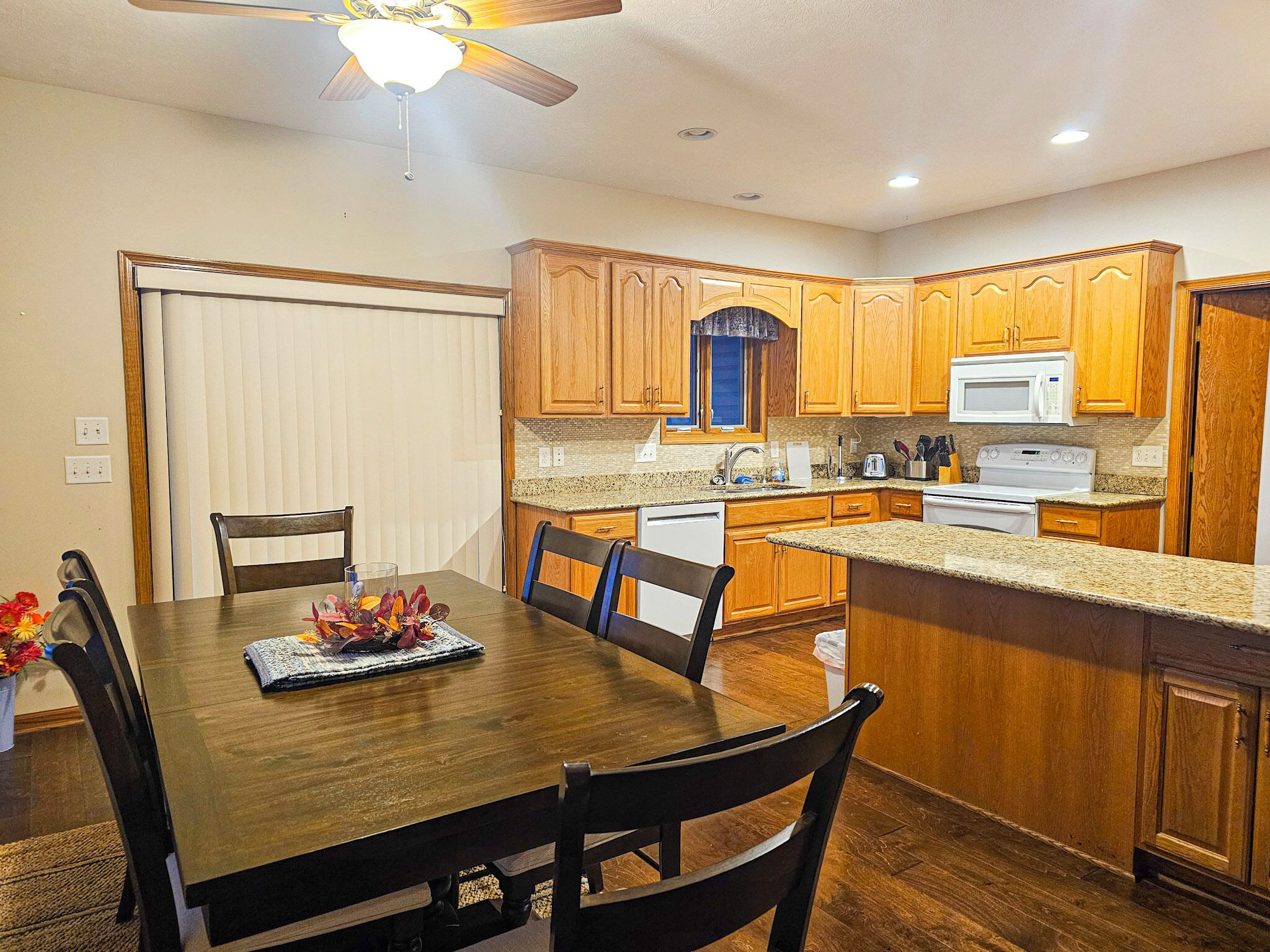 House, 3 Bedrooms, Balcony, Garden View | Tempat makan