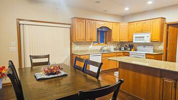 House, 3 Bedrooms, Balcony, Garden View | Tempat makan