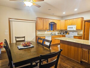 House, 3 Bedrooms, Balcony, Garden View | Dining