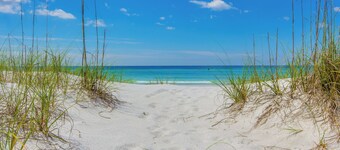 🌊 Peaceful Easy Feeling - Keep Calm & Pool On - Gulf Front Home! Sleeps 20!