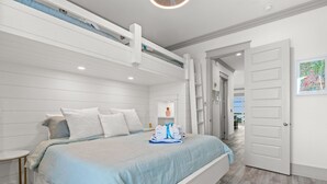 Ein modernes Schlafzimmer mit einem Bett, einem kleinen Nachttisch und einer Tür zu einem anderen Raum.