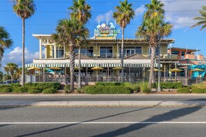 Ein Gebäude mit einem Schild, auf dem "Margaritaville" steht, in Strandlage.