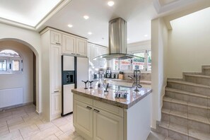 Fridge, microwave, oven, stovetop - Villa Melia Athenian Riviera (Vari - Voula - Vouliagmeni)