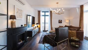 Smart TV, fireplace, books