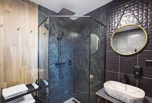Dusche, Haartrockner, Handtücher, Seife