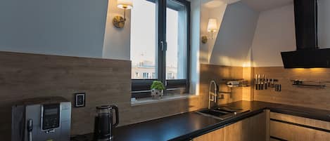 Fridge, oven, stovetop, dishwasher