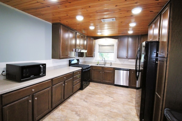Fridge, microwave, oven, stovetop - Cute & Cozy! Close to ramps, stores & more! (Port Mansfield)