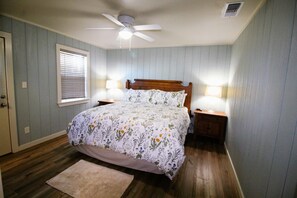 2 bedrooms, WiFi, bed sheets - Cute & Cozy! Close to ramps, stores & more! (Port Mansfield)