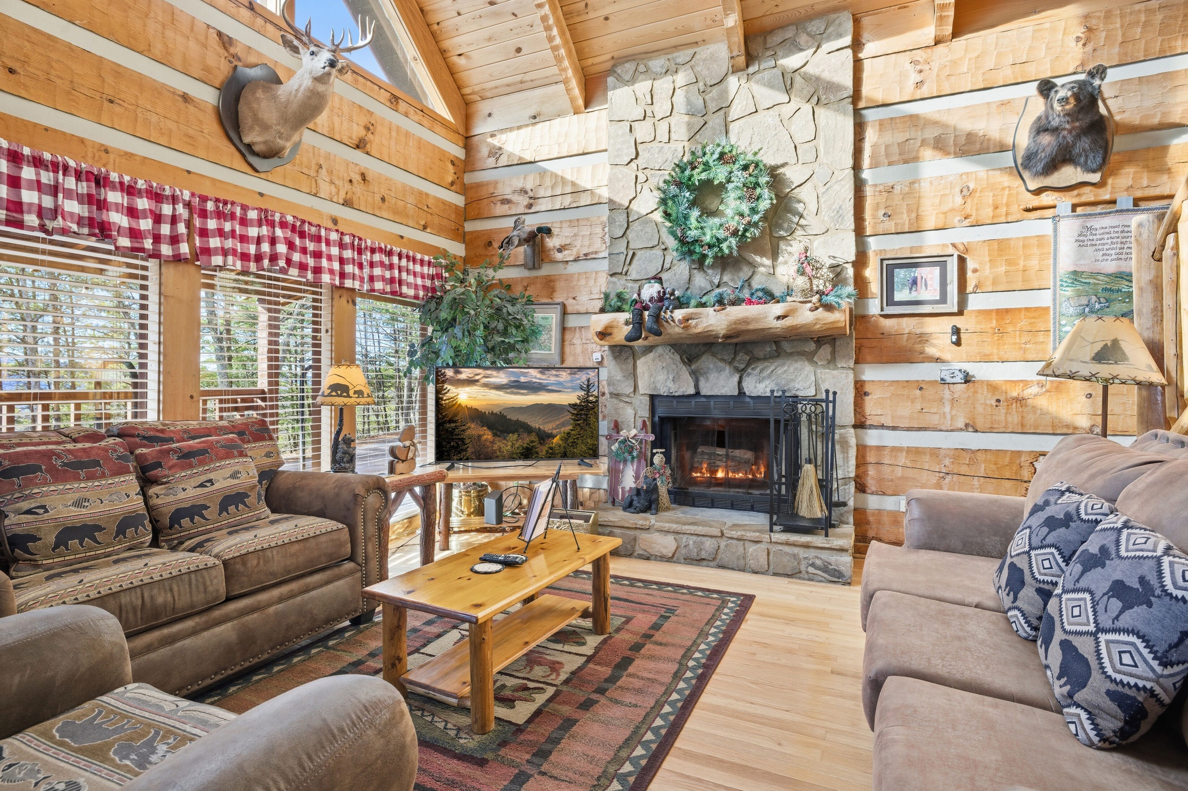 L’intérieur chaleureux d’un chalet en bois comprend une cheminée, des murs en bois et un coin salon confortable.
