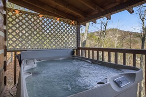 Outdoor spa tub - Somewhere In Time 2 Bedroom Cabin (Sevierville)
