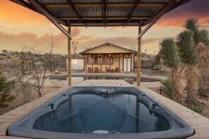 Pool - Luna Vista Ranch - Hot Tub, Fire Pit & Disc Golf 2 Bedroom Home (Yucca Valley)