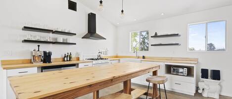 House, 2 Bedrooms | Private kitchen | Fridge, oven, coffee/tea maker, toaster