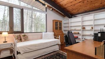 House, 4 Bedrooms | 4 bedrooms, laptop workspace, iron/ironing board, free WiFi