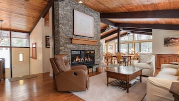 House, 4 Bedrooms | Living area | Smart TV