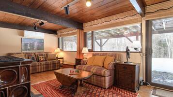 House, 4 Bedrooms | Living area | Smart TV