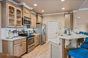 House, 3 Bedrooms | Private kitchen | Fridge, oven, coffee/tea maker, toaster - Sea Worthy 3 Bedroom Home (Port Bolivar)