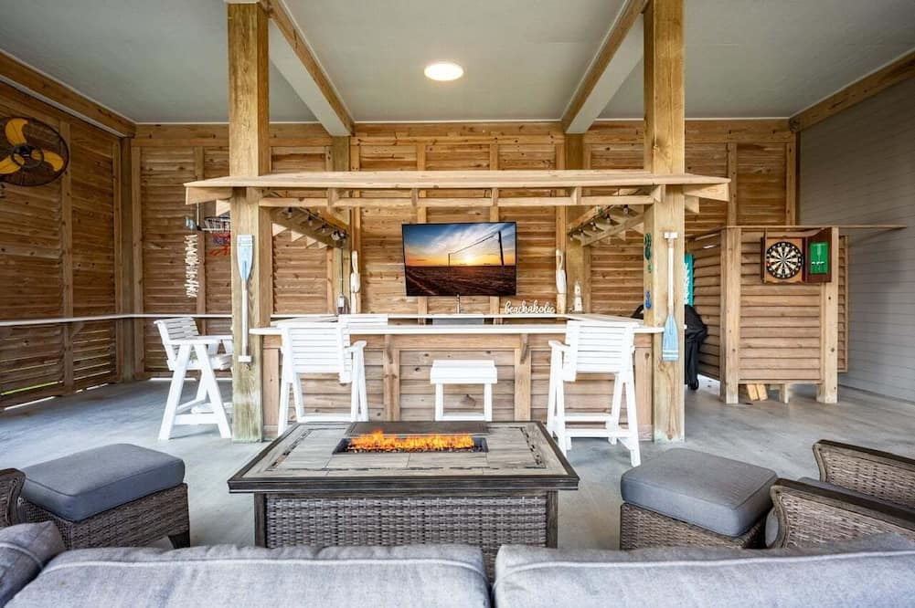 Sea Worthy 3 Bedroom Home - Crystal Beach, TX