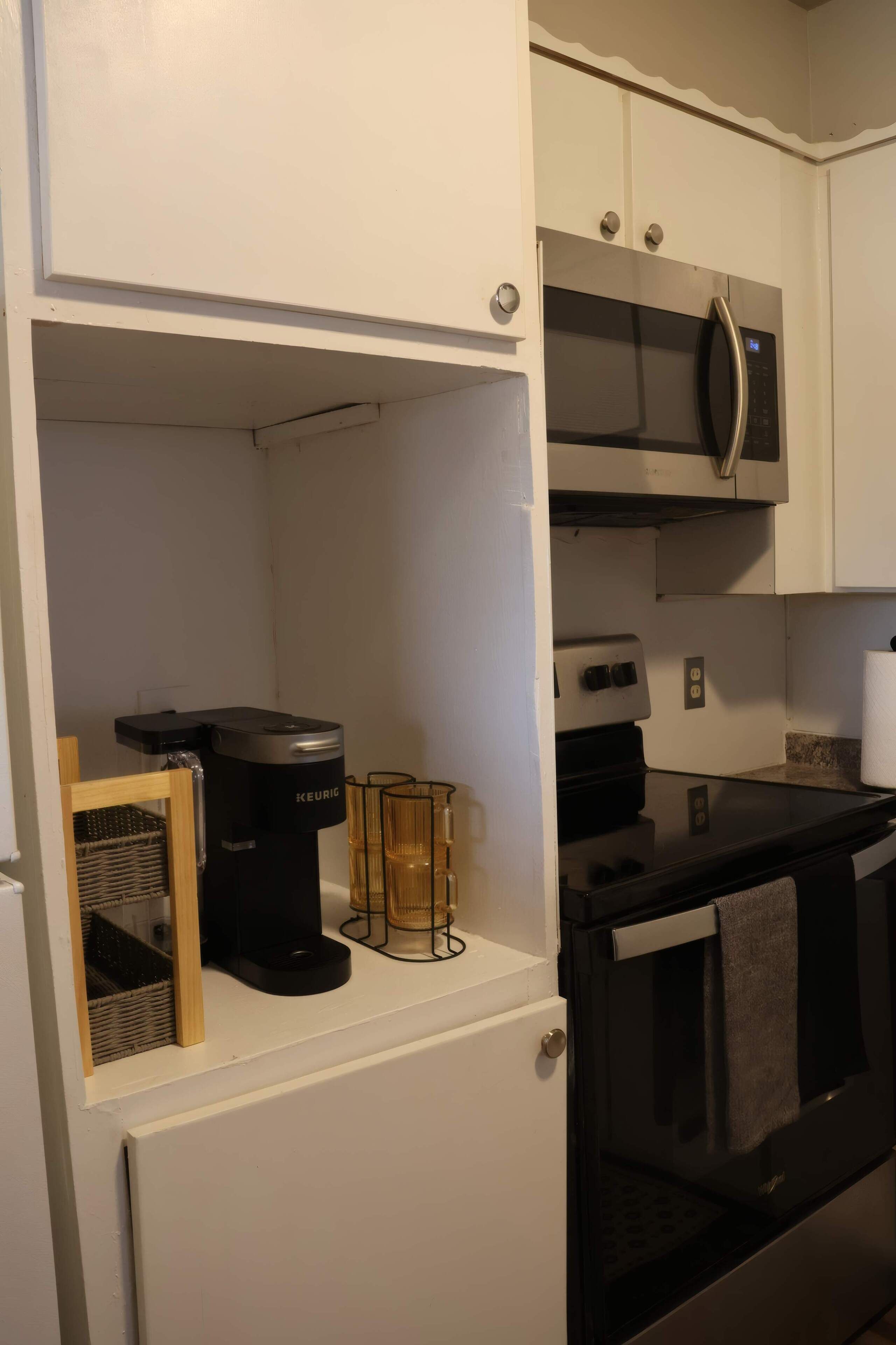 Frigorifero, microonde, forno, piano cottura